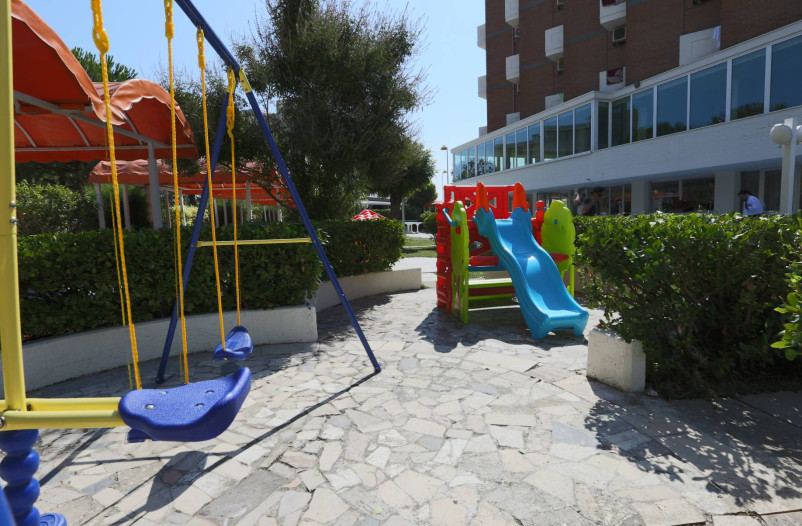 media.Giardino con giochi bimbi